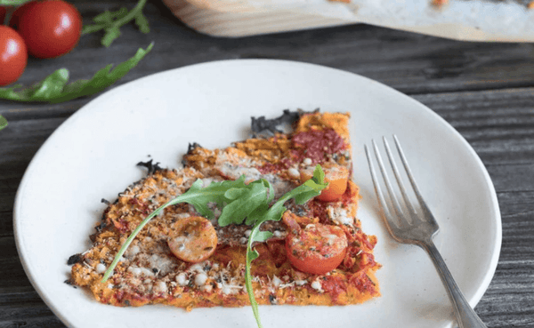 Süsskartoffelpizza (ohne Mehl) mit Tomaten und Salami