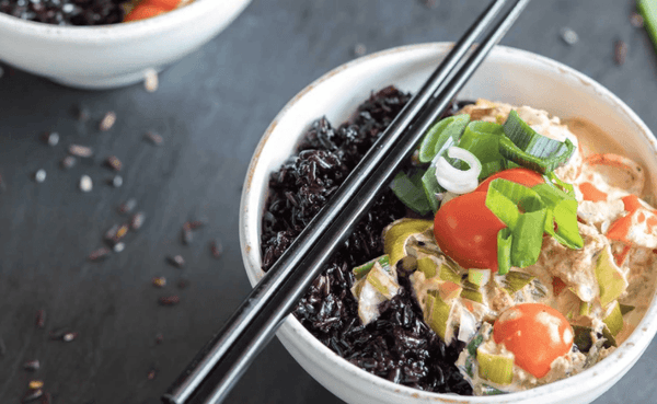 Schwarzer Reis mit Kokos-Thunfisch Sauce